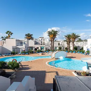 13 Con Terraza Y Piscina En Apartahotel